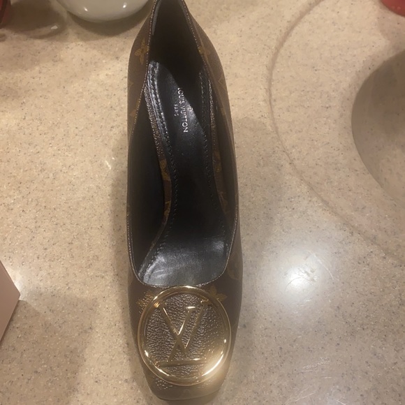 Brand new Lv pumps size 38.5 worn for 3 hours only asking $700 - Picture 2 of 4